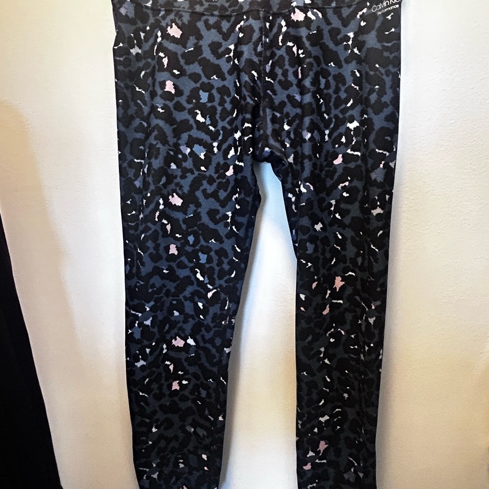 Calvin Klein Performance capri leggings in a black, blue, & pink Sz Medium